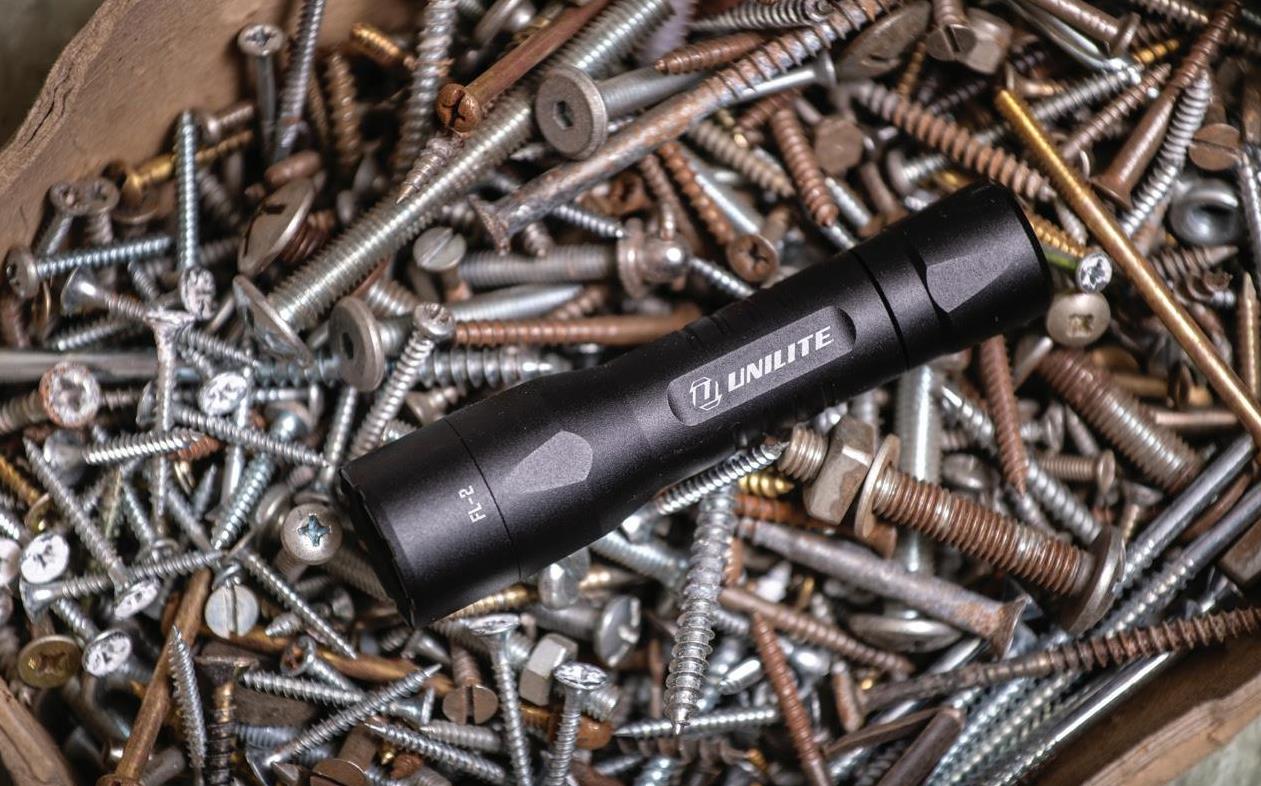 פנס LED ידני מקצועי UNILITE INTERNATIONAL FL-2